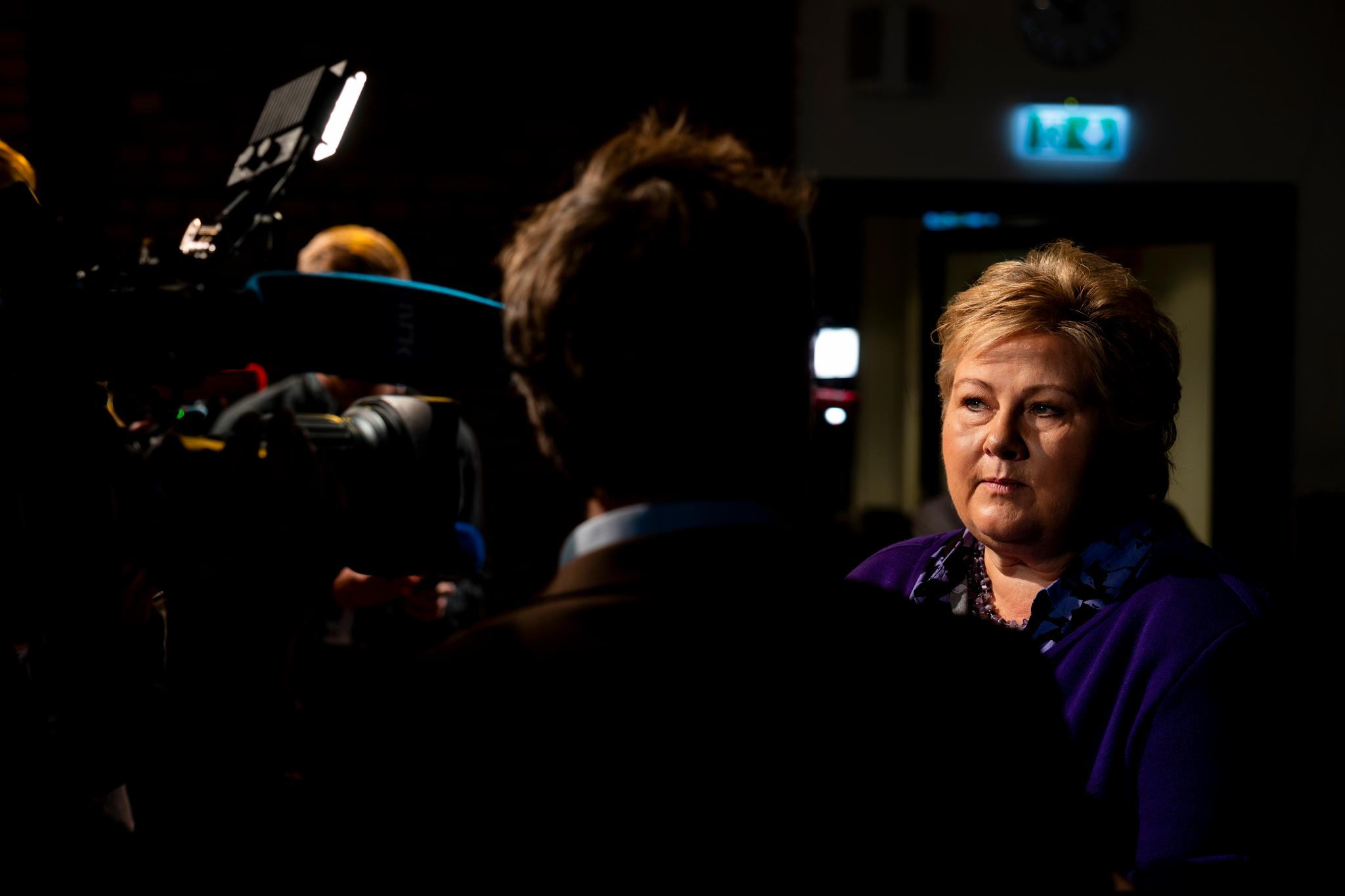 Erna Solberg (H) i forbindelse med pressekonferansen fredag.