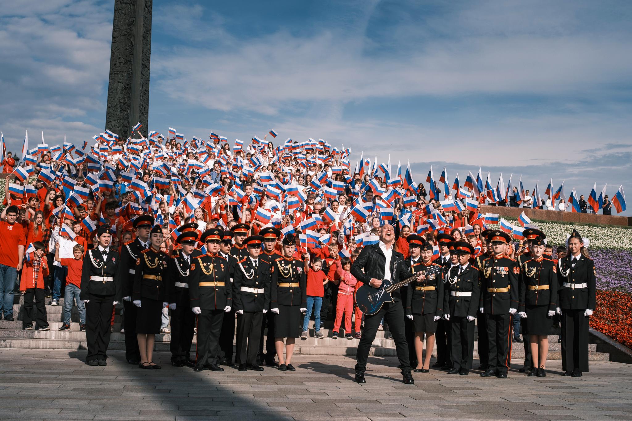 Russiske barn strømmet til for å heie på krigen. Det var noe som ikke stemte.