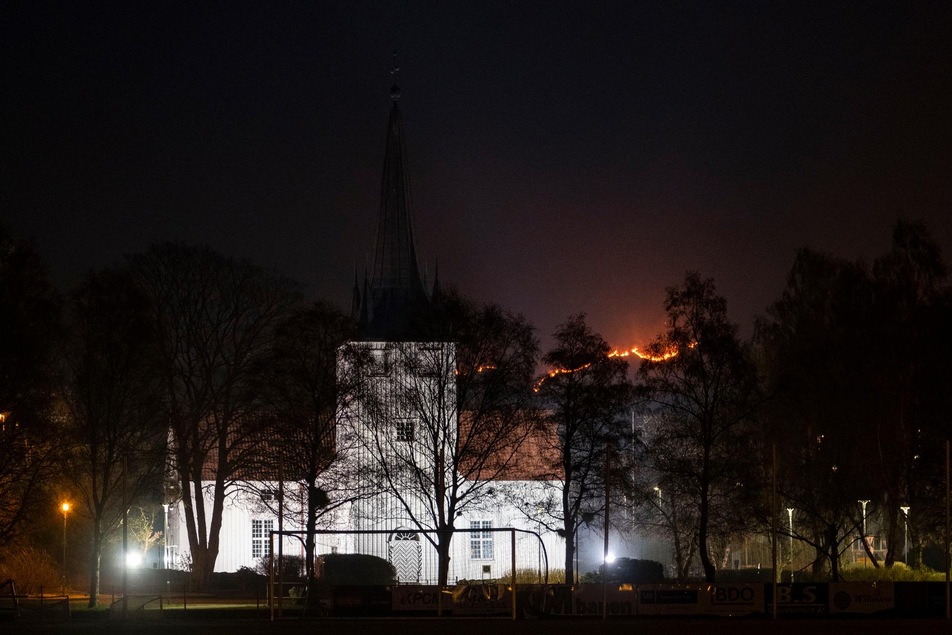 Brannen var synlig bak Sokndal kirke tirsdag kveld. Foto: Tor Erik Schrøder / NTB scanpix