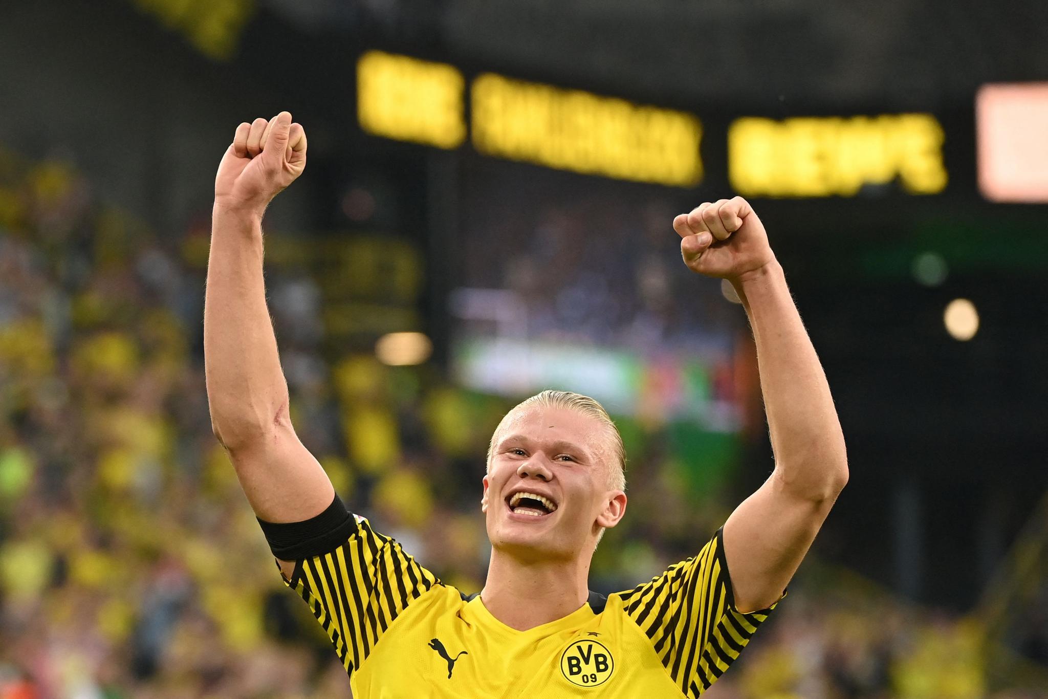 PERFEKT START: Erling Braut Haaland åpnet serien med to mål og tre assist for Dortmund i 5–2-seieren mot Eintracht Frankfurt. 