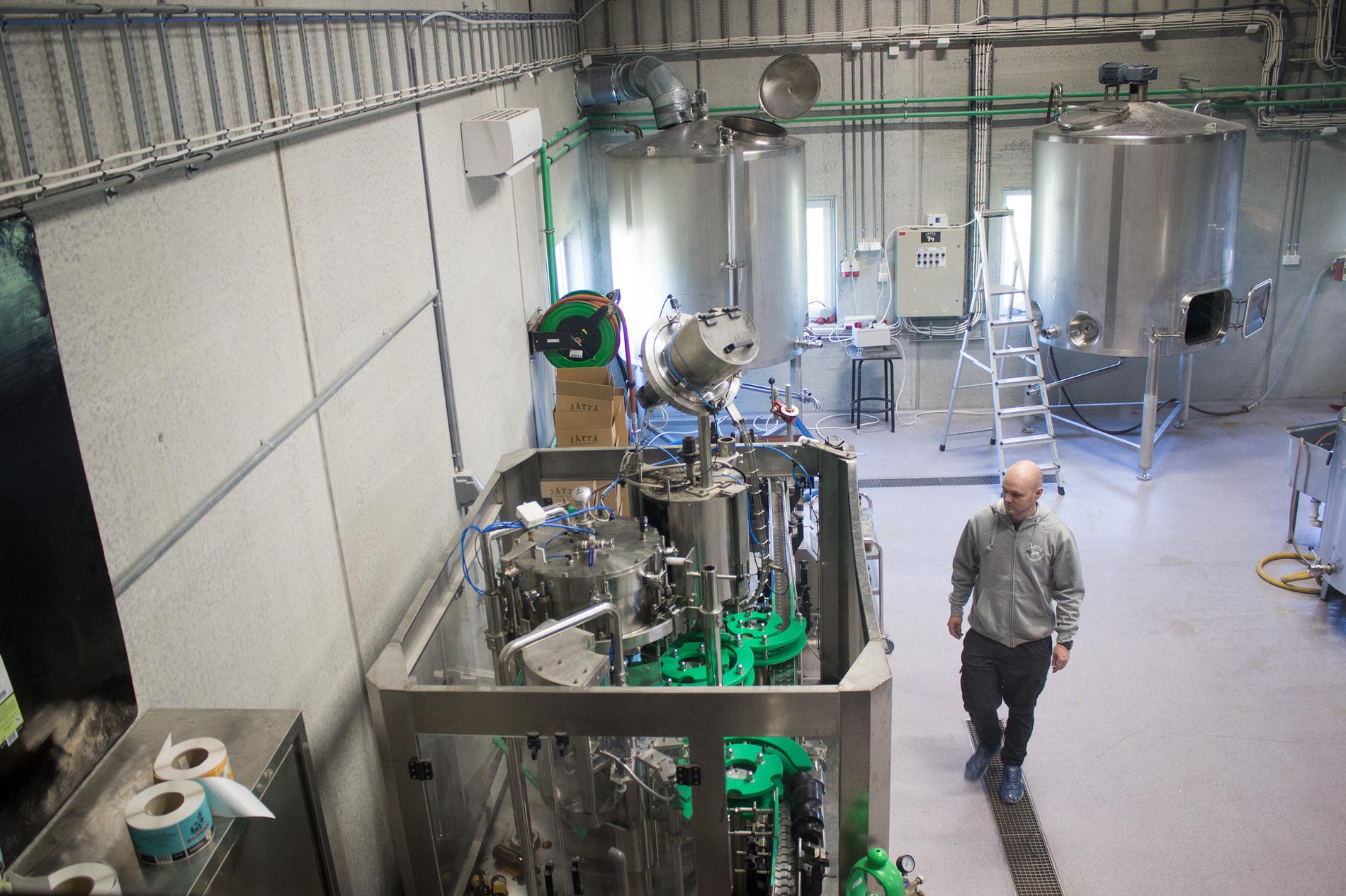 Rett bak bryggeriutsalget er produksjonslokalene. I fjor brygget Jåttå Gårdsbryggeri 30.000 liter øl i disse lokalene. I år er målet over 40.000 liter. 