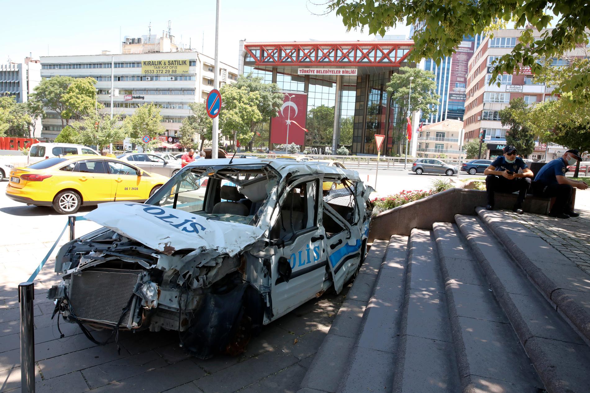 En politibil som ble ødelagt under kuppforsøket i Tyrkia i 2016 sto utstilt utenfor nasjonalforsamlingen i Ankara torsdag. 