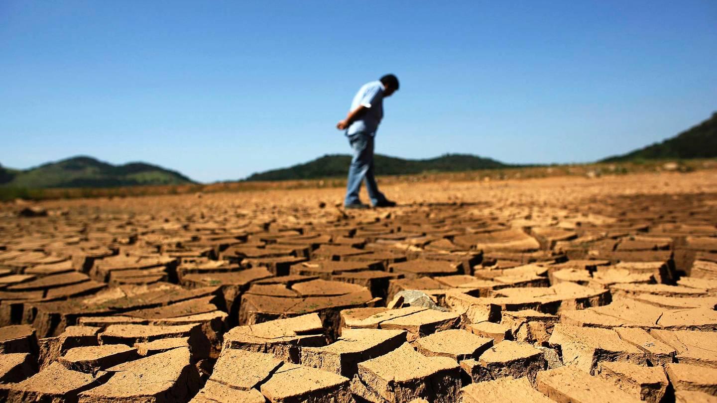 En ansatt i Sao Paulos vannforsyningsselskap studerer en inntørket dan i januar 2014. Flere land i Sør-Amerika har opplevet ekstrem tørke de siste årene.
