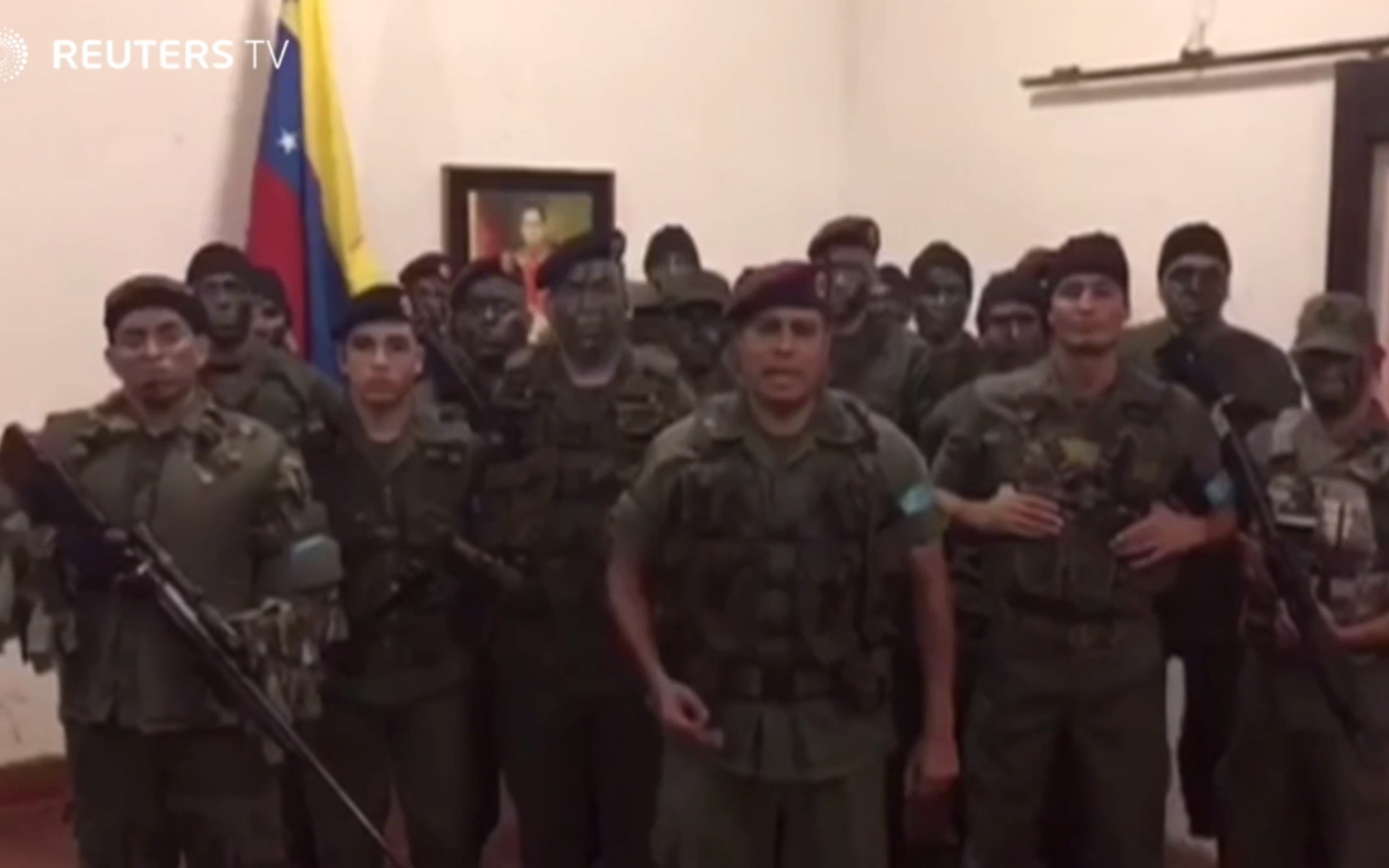 En gruppe uniformerte menn annonserte opprør mot Venezuelas president Nicolás Maduro, i en video som har sirkulert på sosiale medier. Natt til mandag ble et væpnet angrep mot en militærbase stanset, men det er ikke kjent om dette er de samme opprørerne.