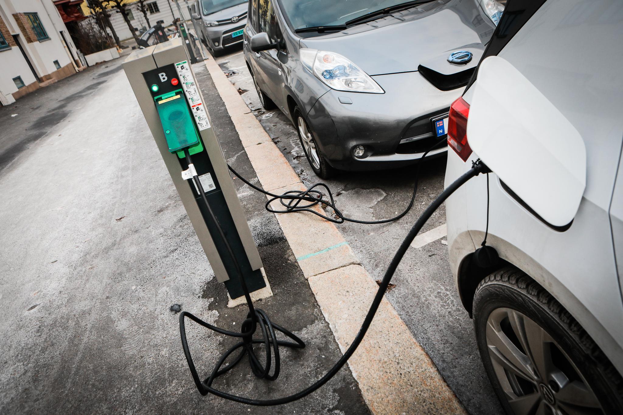 Bilister i Oslo har de siste ukene måttet betale opp mot 14 kroner pr. kilowatt-time for å lade elbil på kommunale plasser. Nå er prisene kuttet.