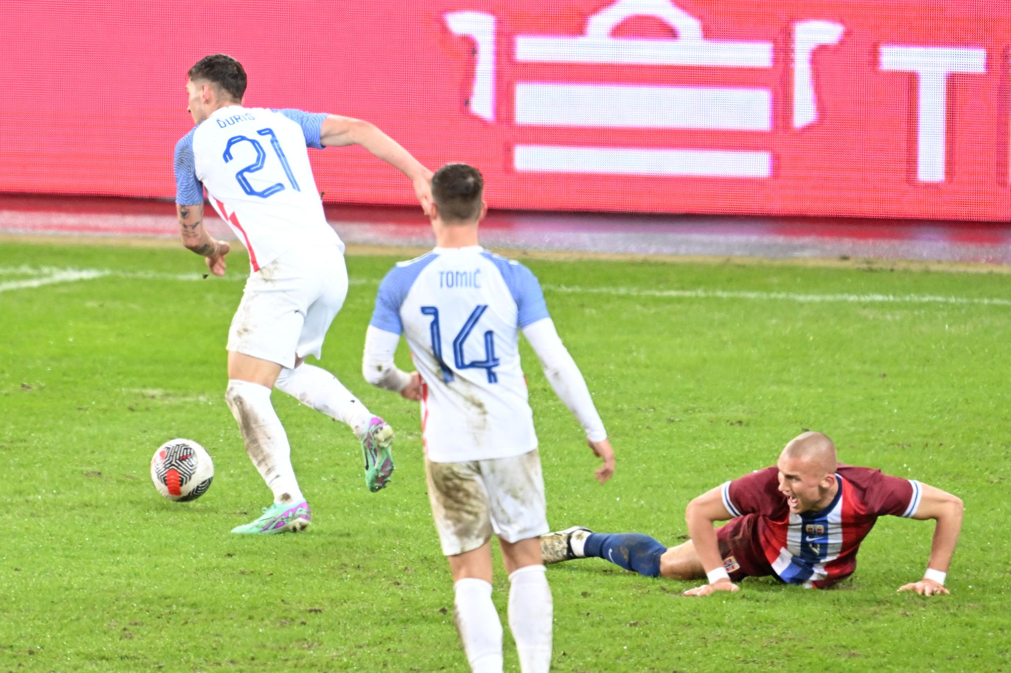 Leo Skiri Østigård på bakken etter at Slovakia har vunnet ballen. Sekunder senere ligger ballen i Norges mål. 