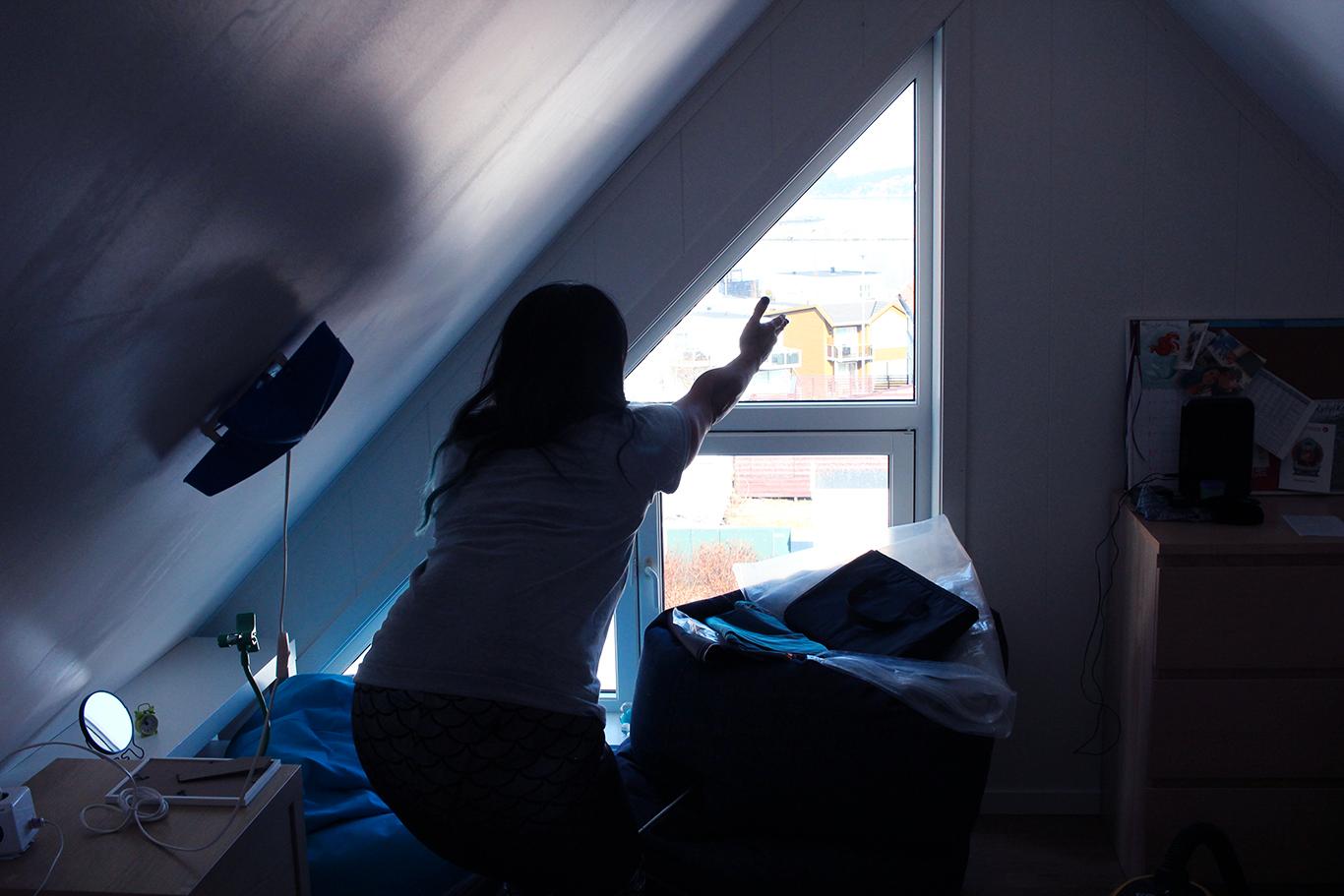 – Jeg må bo et sted med utsikt mot havet. Her på Østhusvik våkner jeg om morgenen og ser rett utover sjøen. Det er helt fantastisk! sier Jenny og strekker hendene begeistret mot havet. 