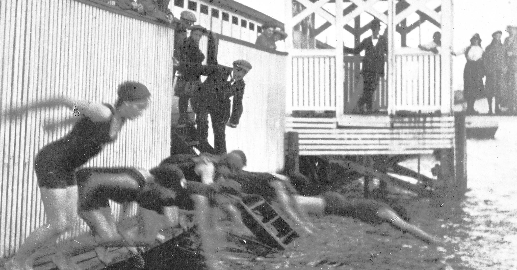 Adskillige Kristiania-beboere lærte svømme- og stupekunstens edlere knep på «Hasvolds Svømme- og Livredningsskole» rundt år 1900.