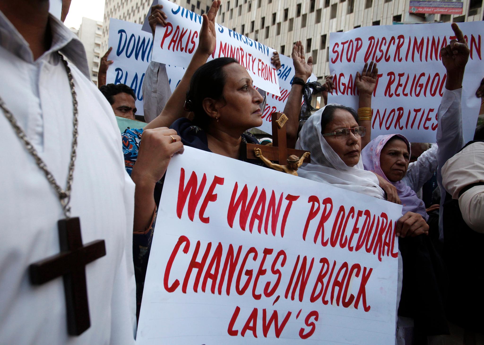Demonstranter i Karachi krever løslatelse av den blasfemidømte pakistanske kvinnen Asia Bibi.