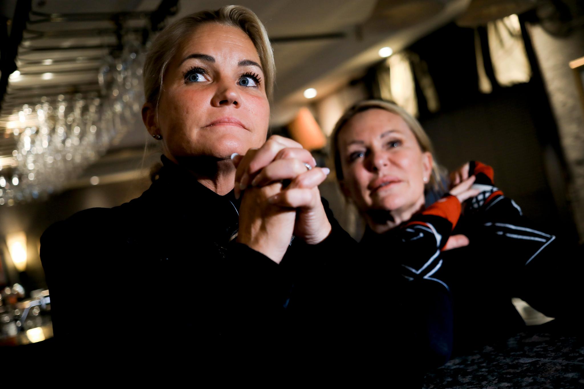 Cecilie Lyngby (t.v.) er gruppeleder i Folkets parti FNB i Oslo. Hun skulle ønske opposisjonen hadde gått enda hardere til verks mot byrådsleder Raymond Johansen. 