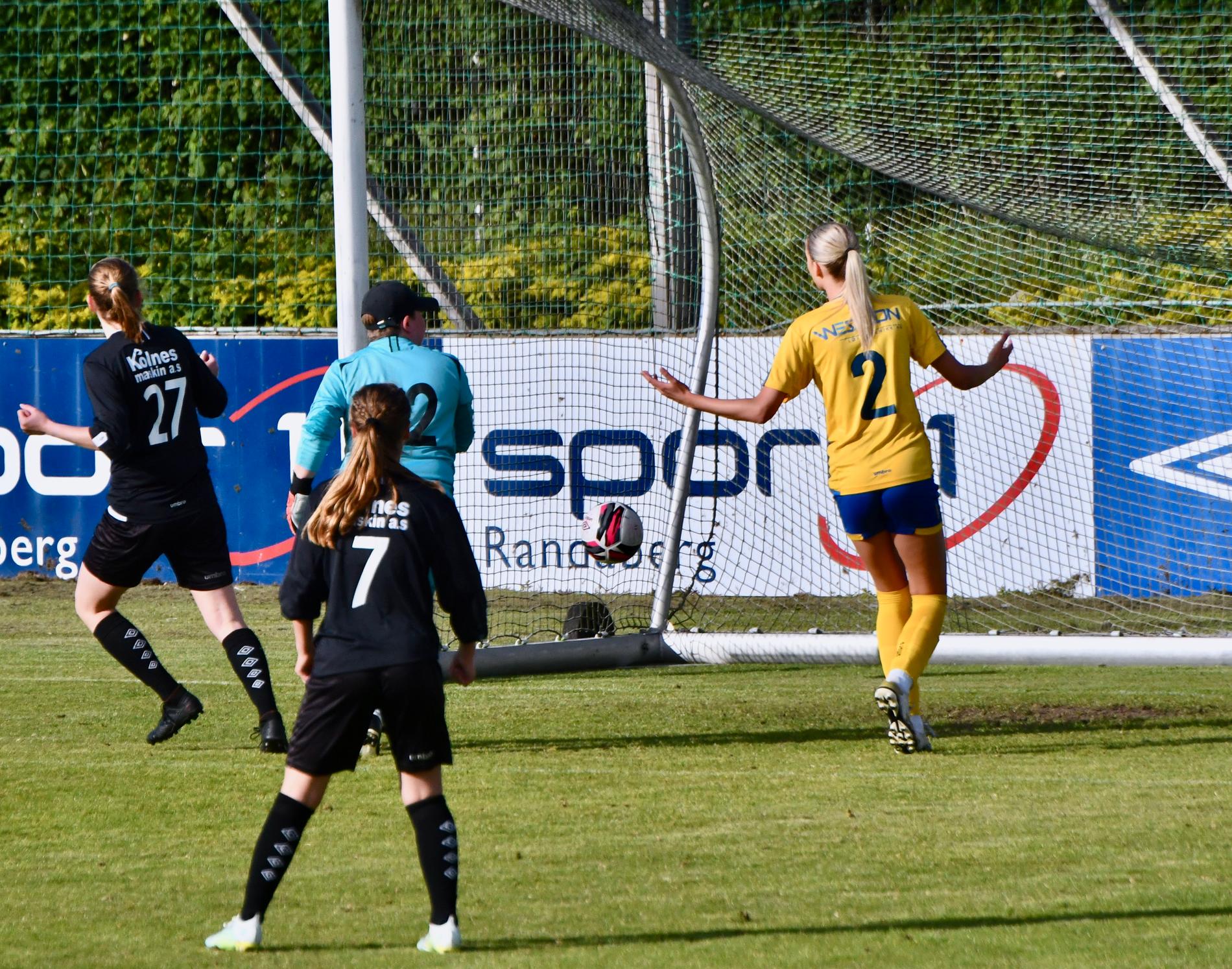 Lea Kraft Vistnes blir kreditert 2–0 målet til Randaberg i første omgang. 