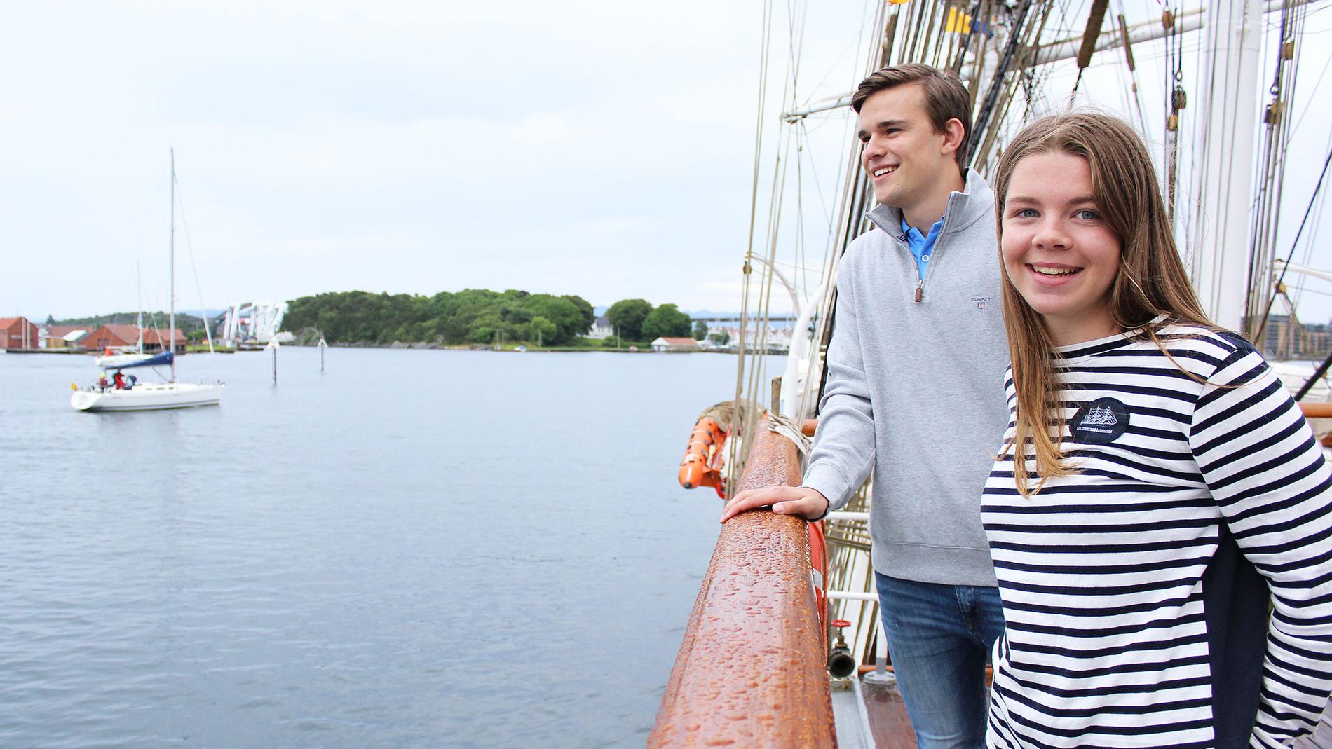  Fredrik Moracchioli Lura (17) og Astrid Røberg Ullenes (18) skal på «båtferie» i sommer. Men «båten» litt større enn den til venstre i bildet...
