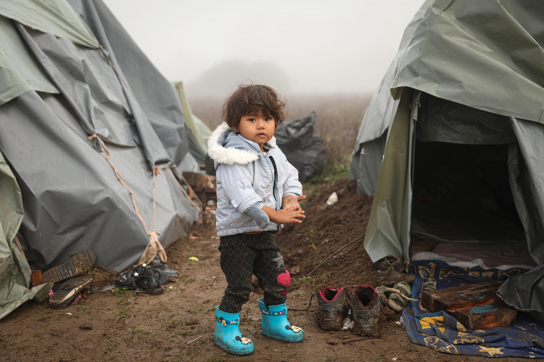 90 prosent av alle som har flyktet fra Afghanistan, lever i nabolandene Pakistan og Iran. Et fåtall, blant dem dette barnet, har tatt seg til Europa og lever nå under svært vanskelige forhold i en provisorisk leir i Bosnia. 