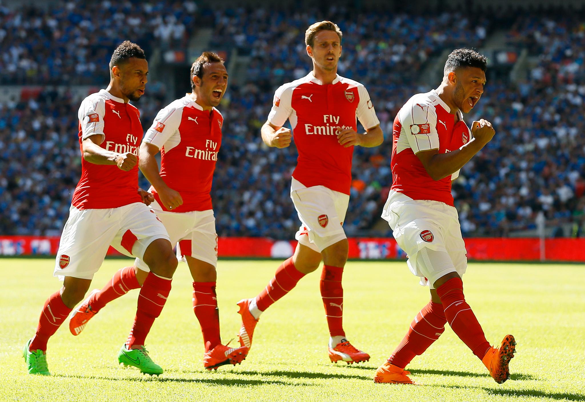 Arsenal-spillerne Alex Oxlade-Chamberlain (f.h), Nacho Monreal, Santi Cazorla og Francis Coquelin feirer 1-0-scoringen på Wembley.