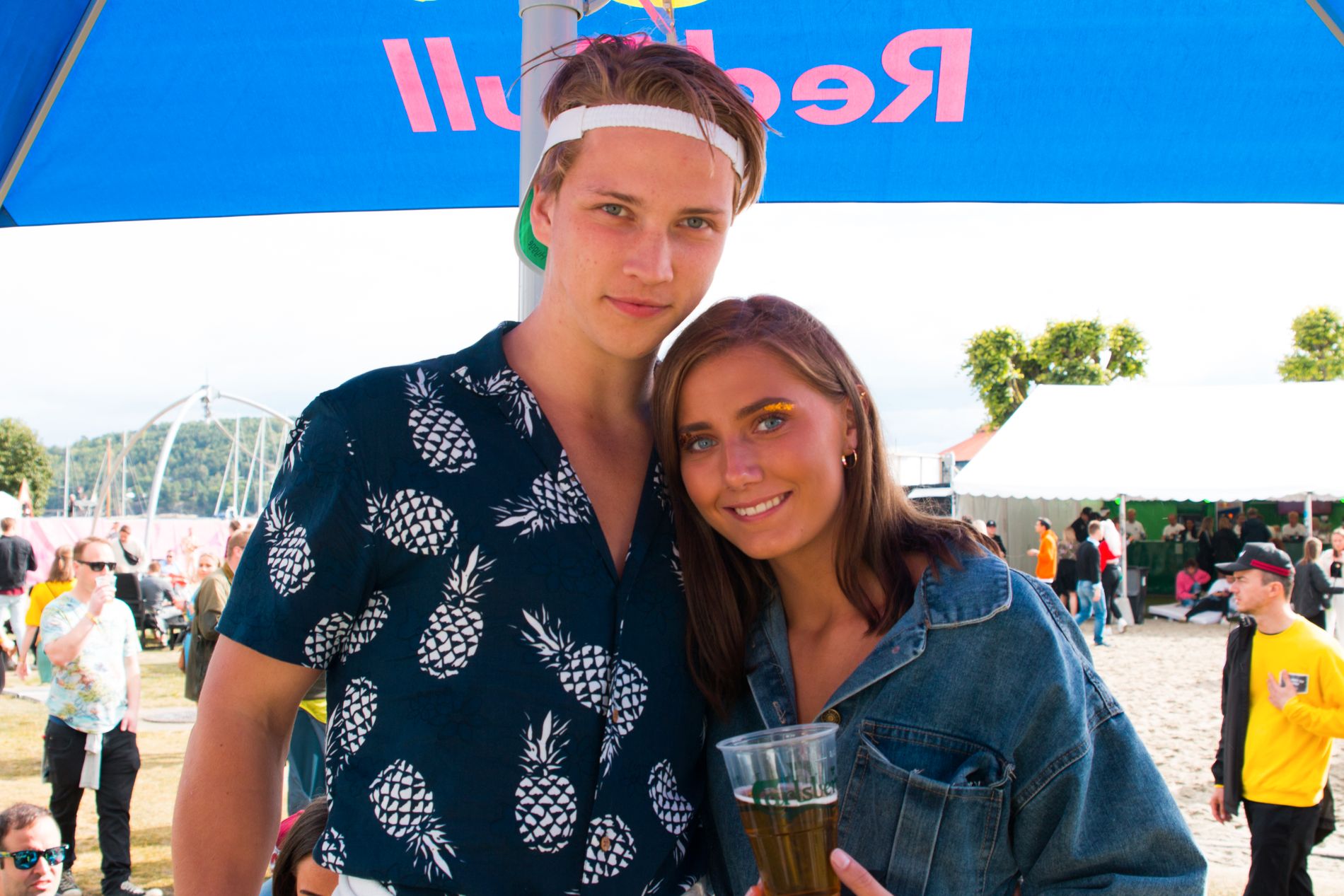 Jon Arthur Børresen (20), sammen med venninnen Victoria Halmøy (21) fra Arendal.