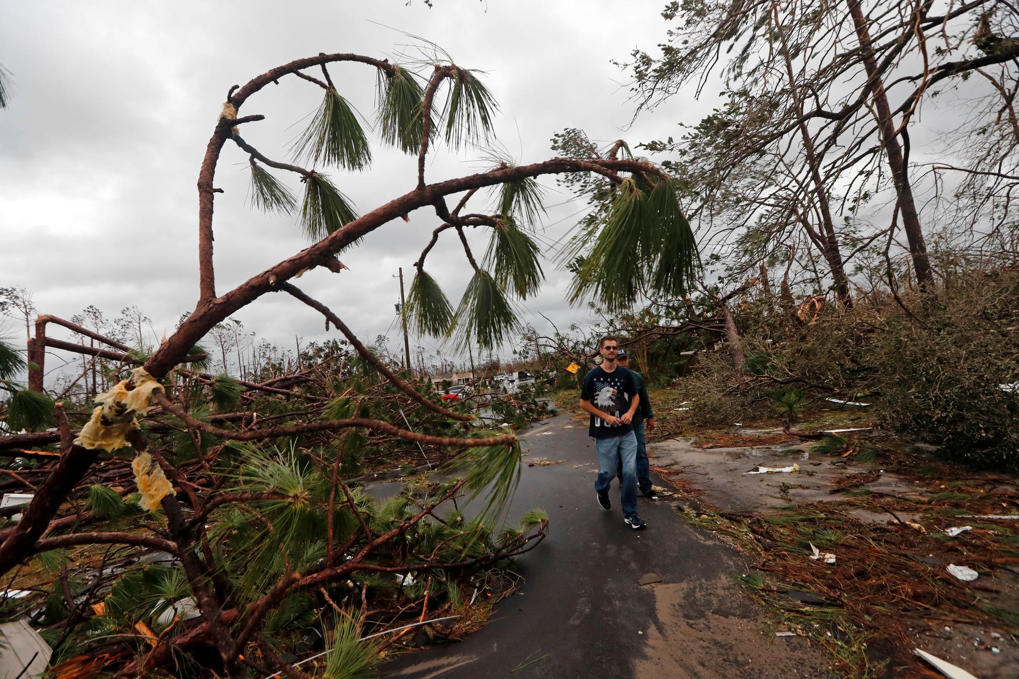 Folk undersøker skadene etter at orkanen Michael forlot Panama City i Florida onsdag. 
