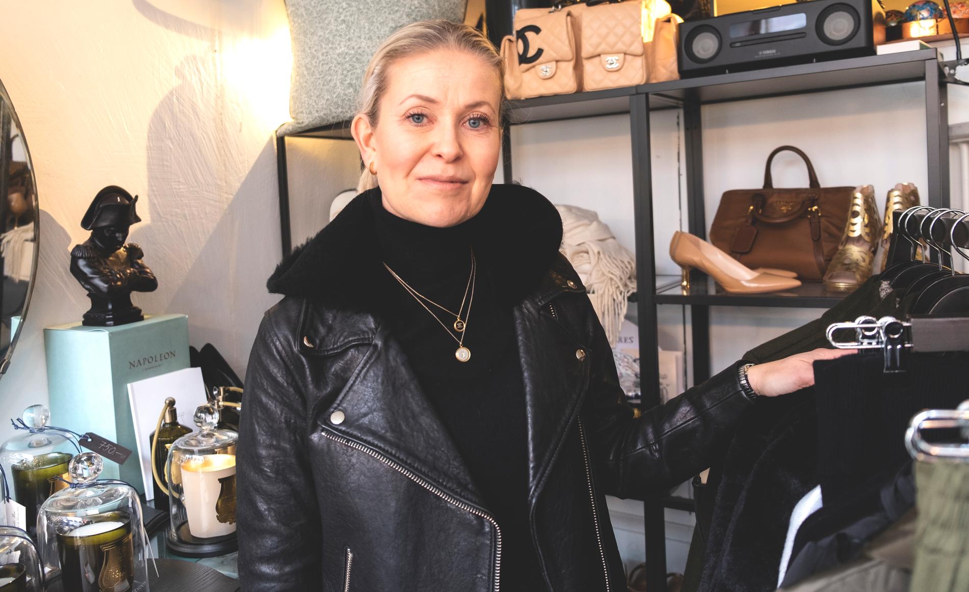 Sigrid-Lovise Skulbru er utdannet klesdesigner og har fått sitt eget skattekammer i Østervåg. Hun liker både gamle og nye ting, men er ikke redd for å si hva hun mener. Derfor tror hun kundene fortsetter å komme tilbake. 