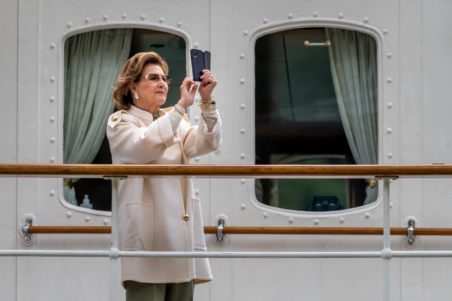 Dronning Sonja om bord på kongeskipet Norge tirsdag. Kongeparet er på en tredagers tur på Vestlandet.  