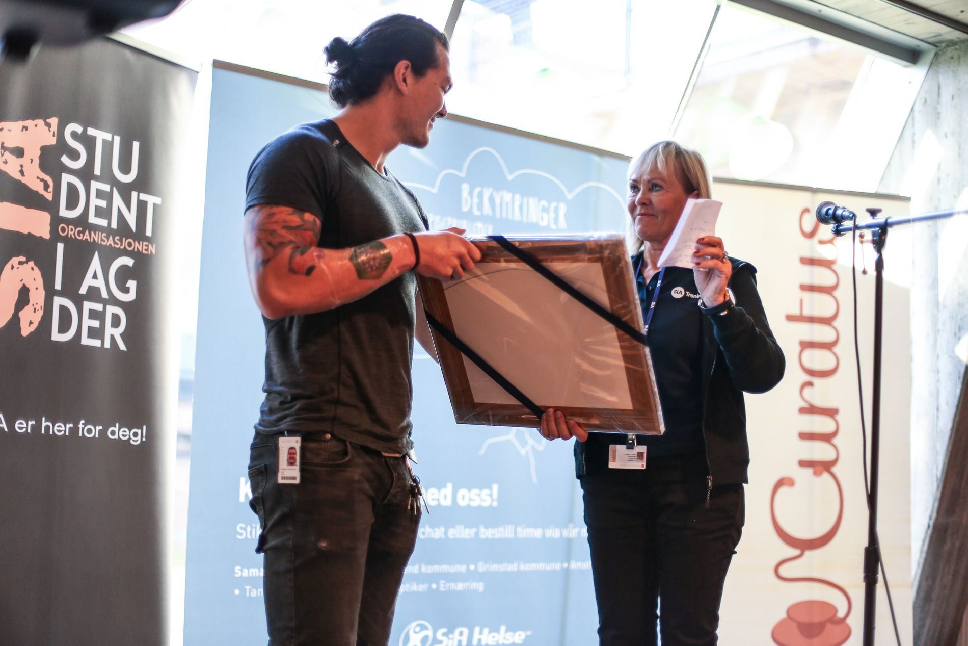 Her får Glendrange tildelt prisen for årets rauseste student av Eli Stålesen, leder i SiA Helse ved UiA. Prisen er et ekte kunstverk laget av Bjørg Thorhallsdottir.