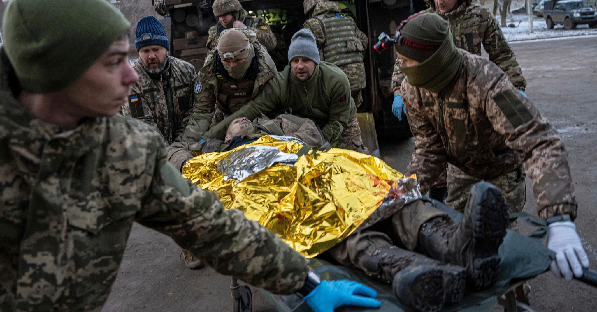 Ukrainsk soldater hjelper en såret kamerat fra slagmarken ved Bakhmut til et sykehus i Donetsk-regionen mandag 9. januar.