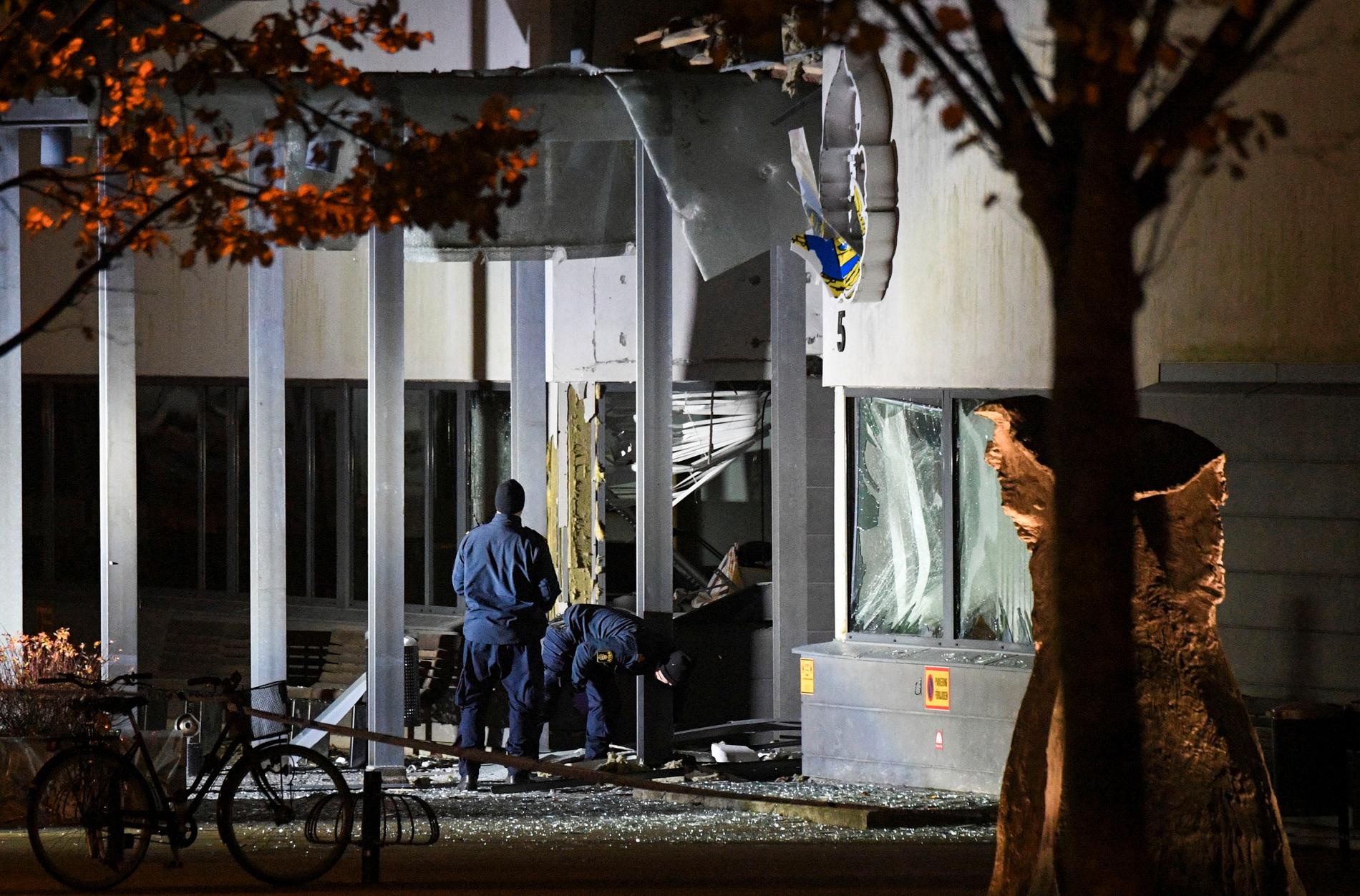 STORE SKADER: Krimteknikere er i gang med undersøkelser ved politihuset i Helsingborg tidlig onsdag morgen. 