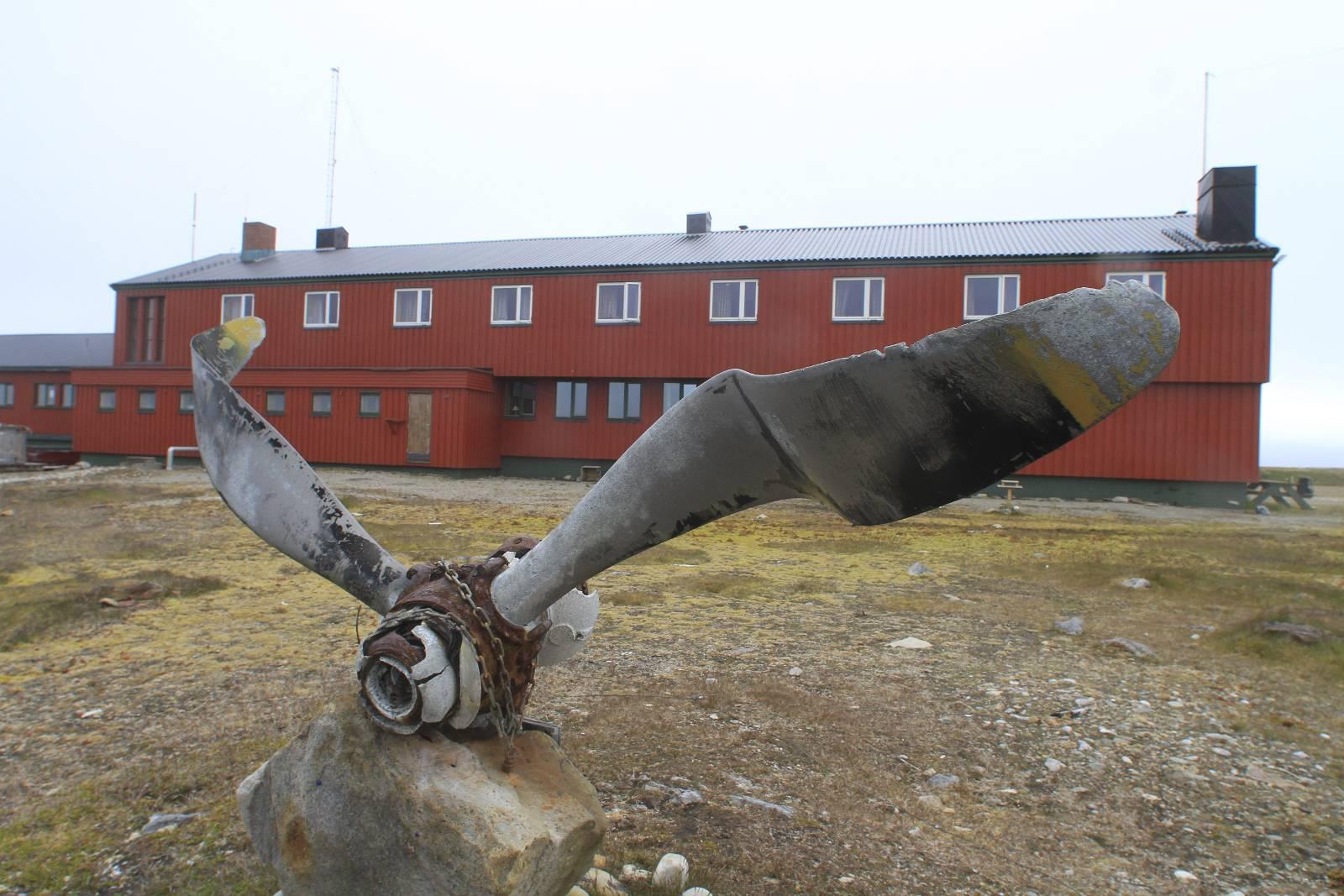 Propellen til postflyet som styrtet i 1954 står på minnemonumentet over de åtte omkomne utenfor den meteorologiske stasjonen.