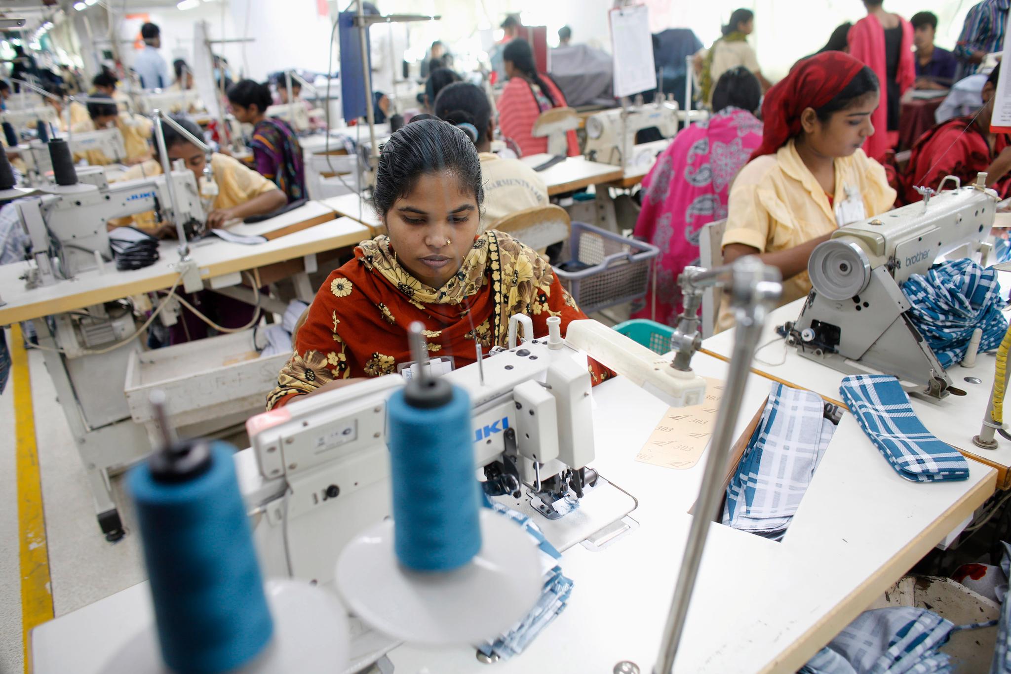 Tekstilindustrien i Bangladesh sysselsetter flere millioner mennesker, men lønnsnivået er lavt.