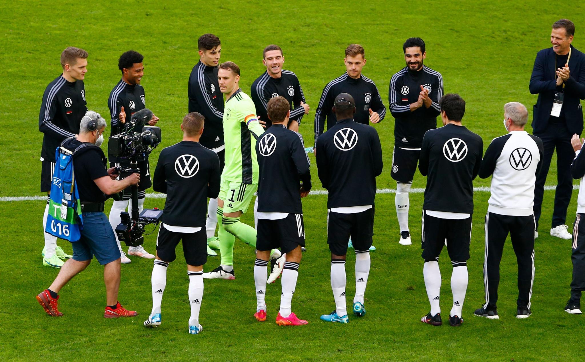 HYLLET: Manuel Neuer ble hyllet av lagkameratene før sin 100. landskamp. 
