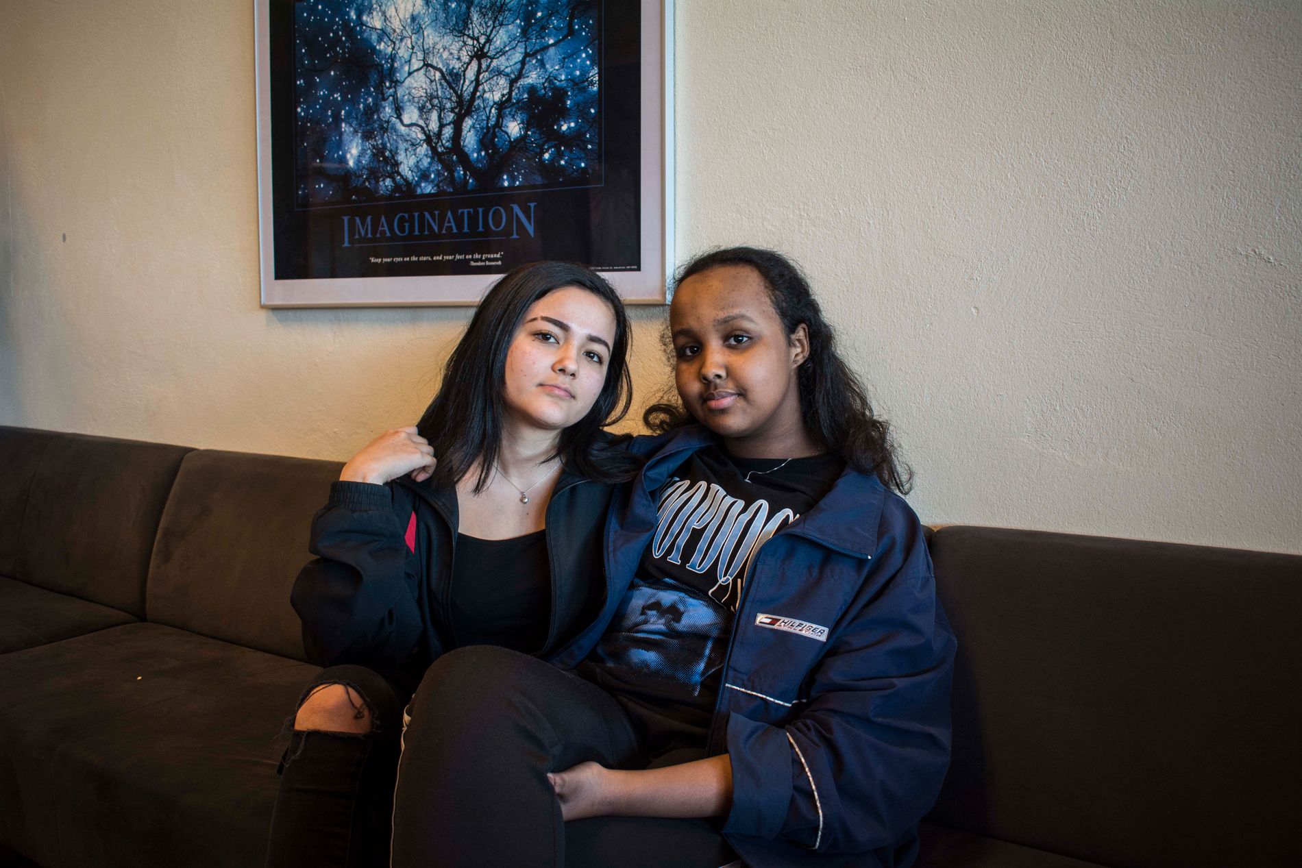 Durdona Boboeva (16) og Aisha Osman (16) synes man skal være forsiktig med å selge meldinger hvor budskapet er at folk skal drepe seg selv.
