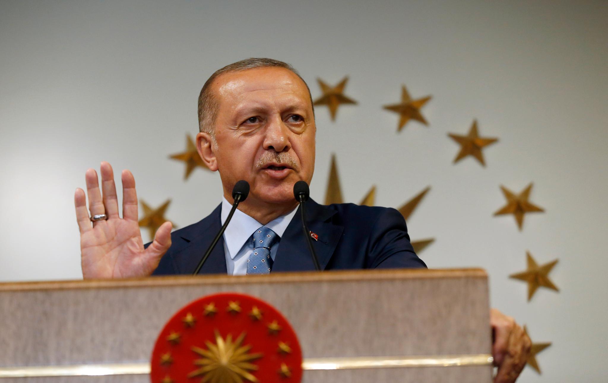 Recep Tayyip Erdogan sier at han har fått mandag til en ny periode som president. 