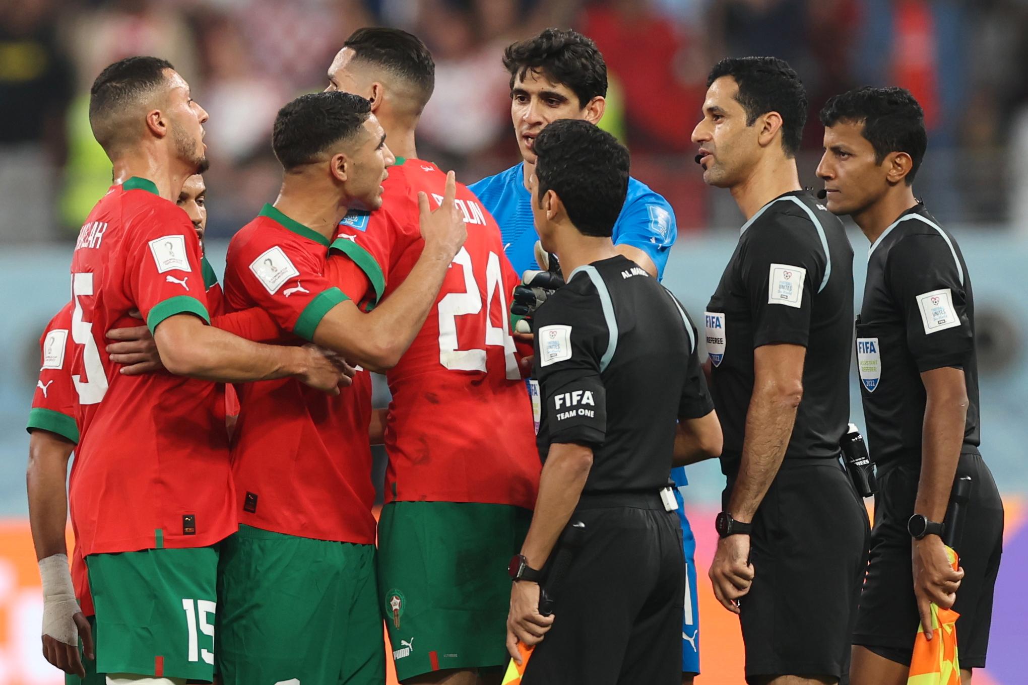 AMPERT: De marokkanske spillerne var tydelig misfornøyde med det dommerkvartetten presterte i bronsefinalen.