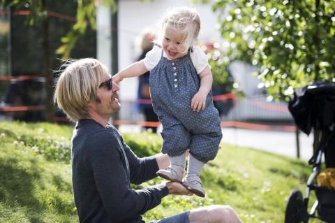 KOS: Både småbarnsfamilier, venner og kjærestepar er på plass i parken. Tor Eggebø og lar Omine Eggebø Øygarden (2 år) balansere på hendene.