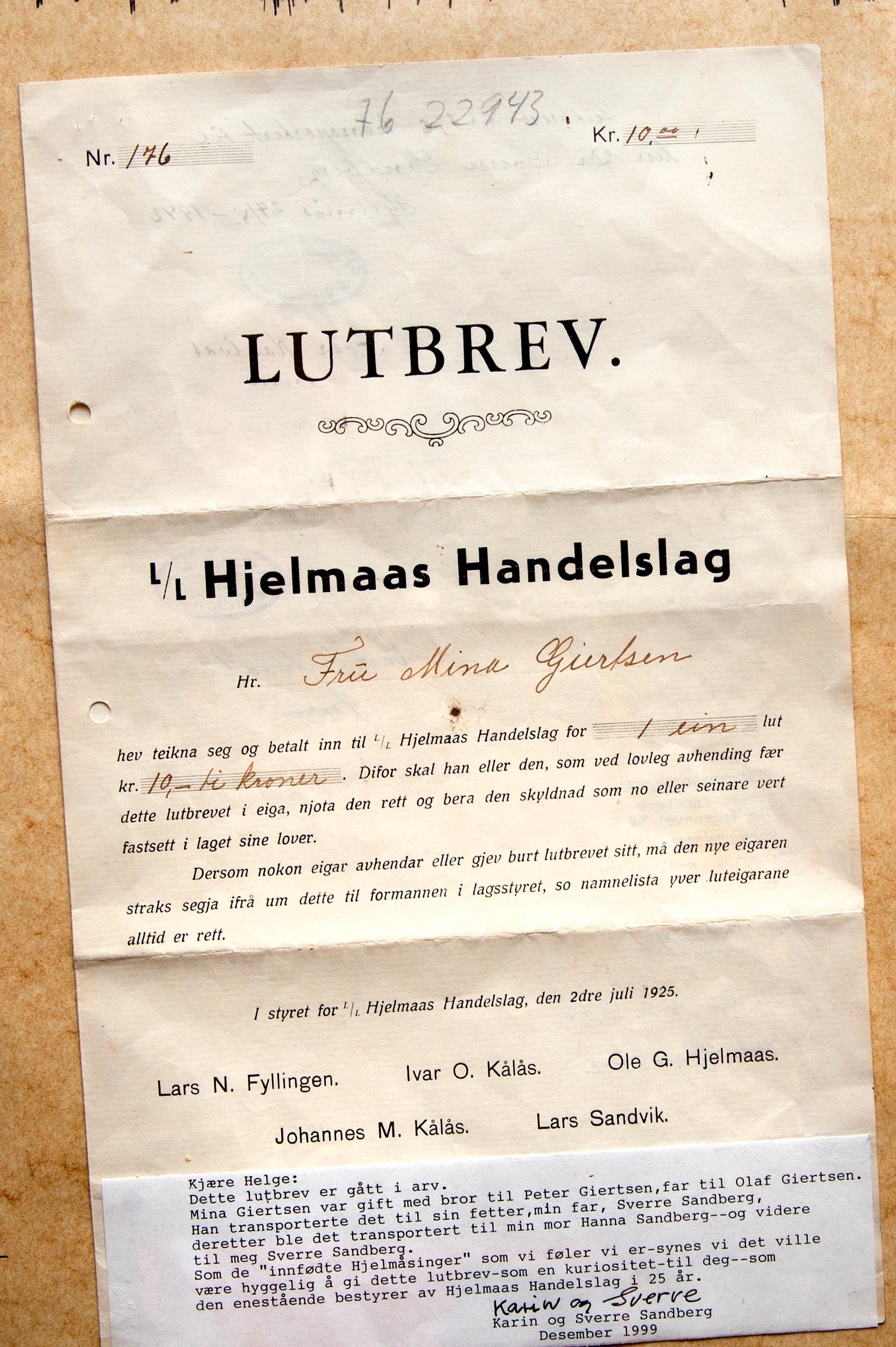 EIERSKAP: Hjelmås Handelslag ble etablert i 1899, men det har vært butikk på Hjelmås lenge før den tid. Fortsatt eies butikken av bygdefolket gjennom et lutlag. Gamle-kjøpmann Ånensen eier rundt 50 av de 300 lutene.