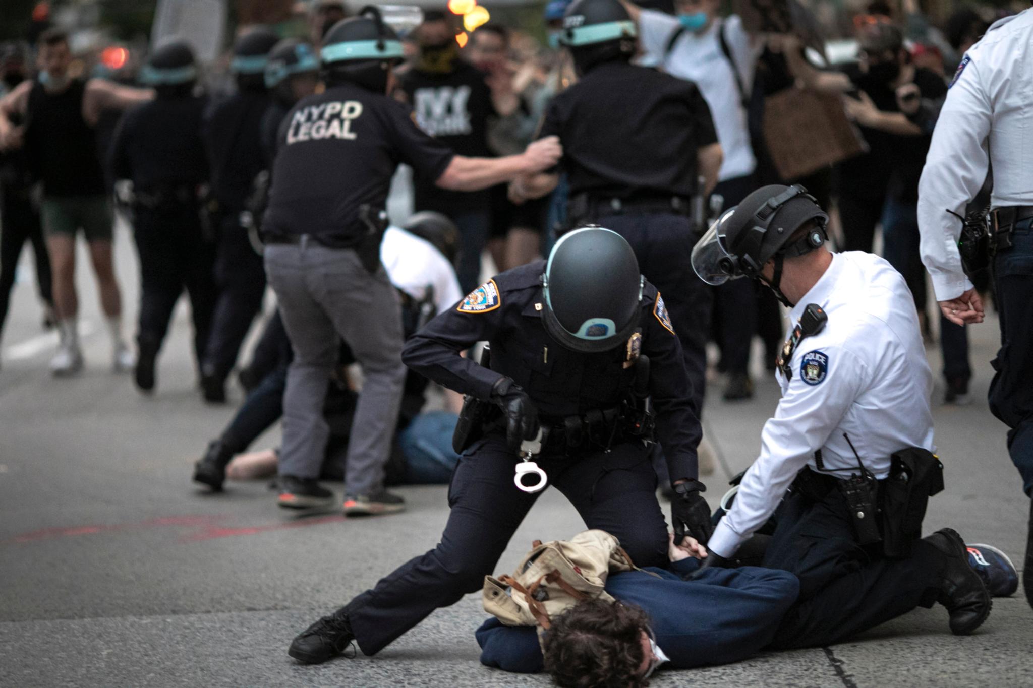 Politiet arresterer demonstranter som bryter portforbudet. Her fra New York. 