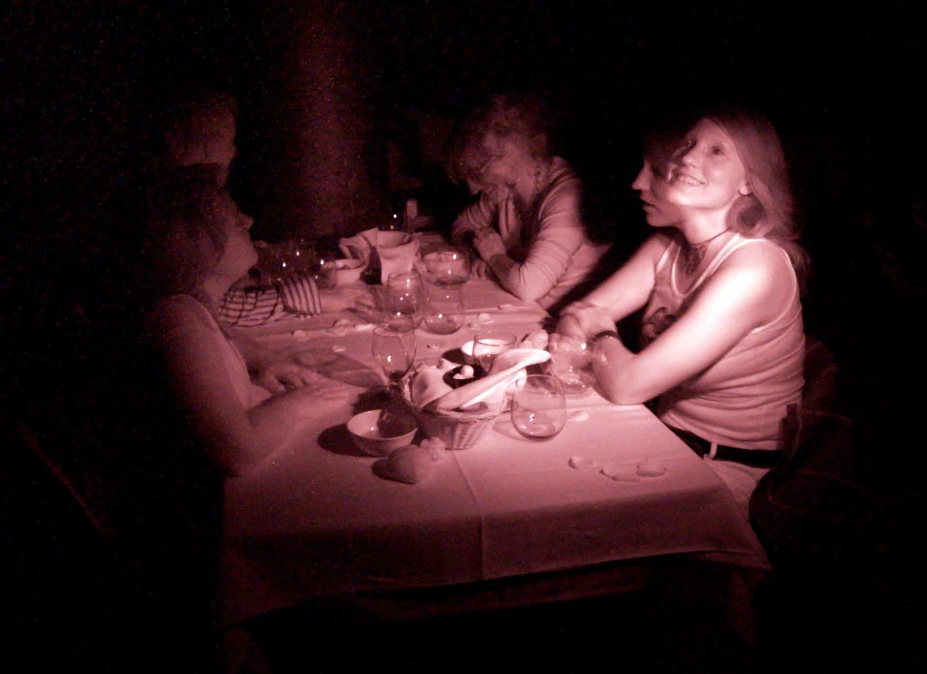 DARK DINING: Å spise i blinde, enten i mørkt lokale eller med bind foran øynene, skal nå testes ut på Hall Toll.