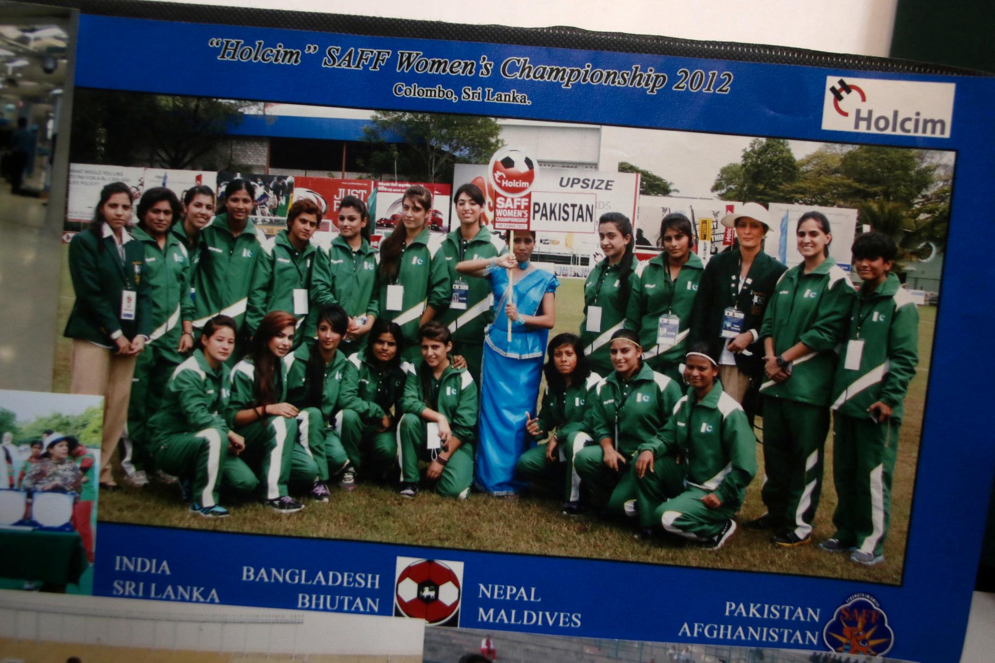 På dette gruppebildet av det pakistanske fotballandslaget kan man se Shahida Raza helt til venstre i første rad. Hun omkom da hun var på vei til Italia for tre uker siden.