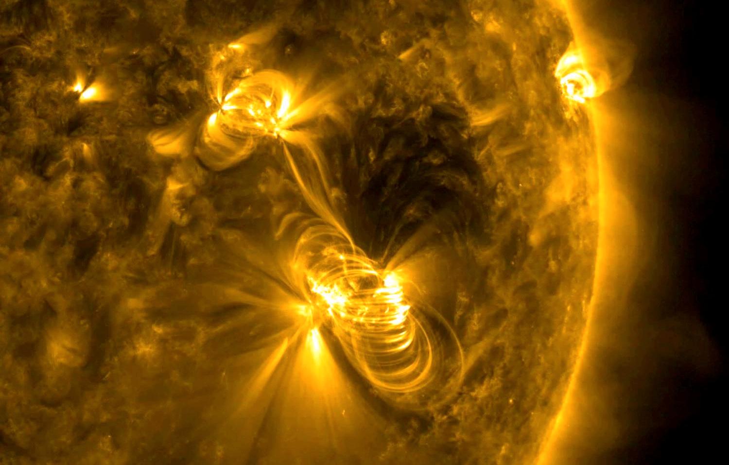 Forskerne vet at energi fra soloverflaten forårsaker ekstrem varme i solens ytterste lag – koronaen. Men de vet ikke hvordan energien faktisk kommer seg fra overflaten og ut til koronaen.