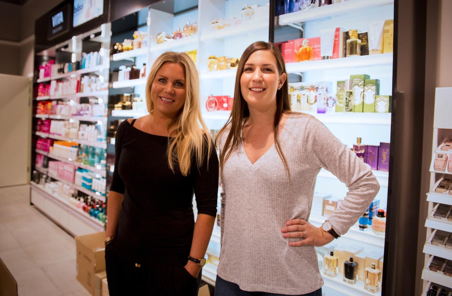 Regionsjef i VITA Exclusive, Cecilie Asker Løvholm, og butikksjef Tina Lovise Haugen (26) i den nye butikken på Sørlandssenteret. Foto: Vegard Nekstad.