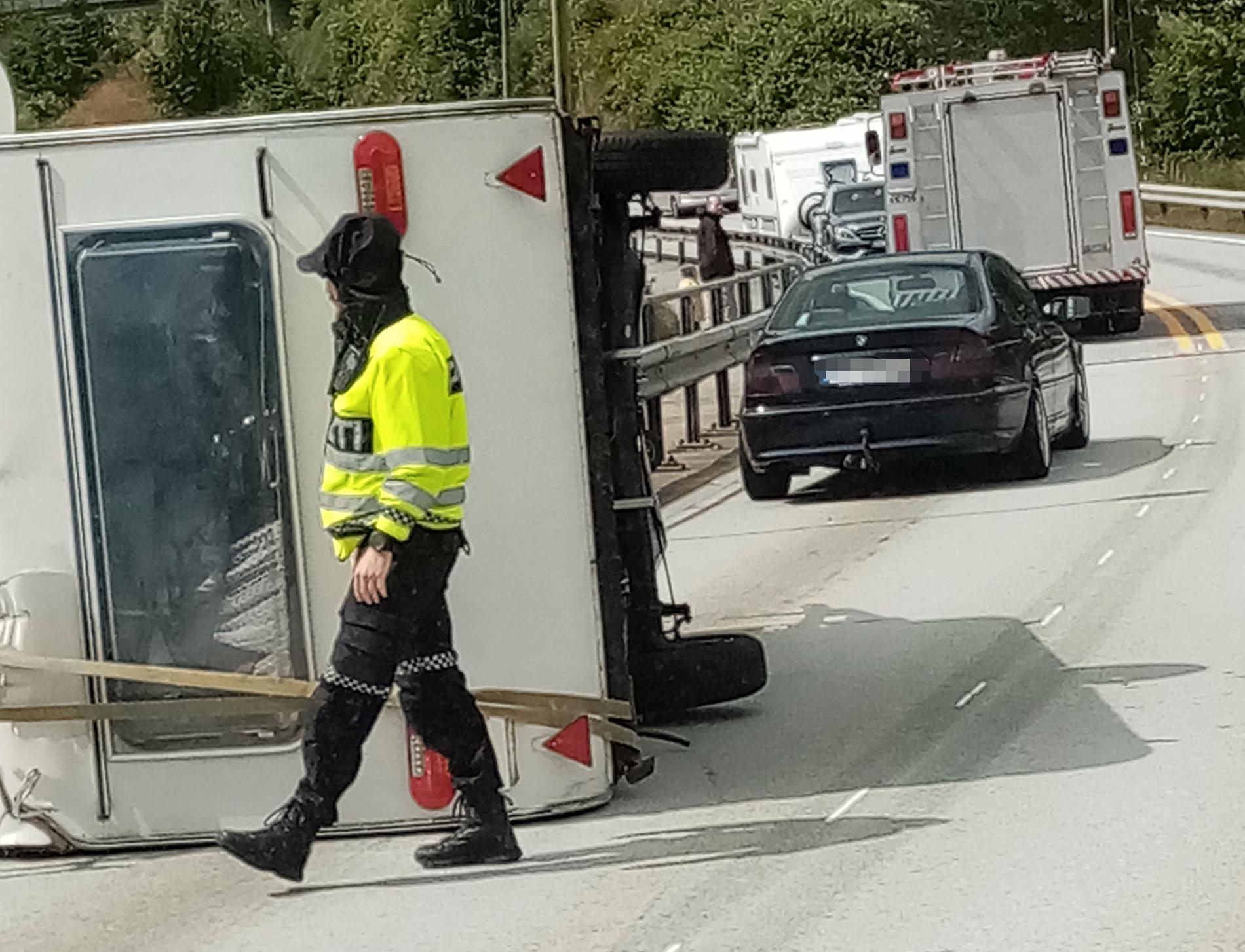 En campingvogn ligger i veibanen ved Boknasund bro etter at den blåste av tilhengerfestet.