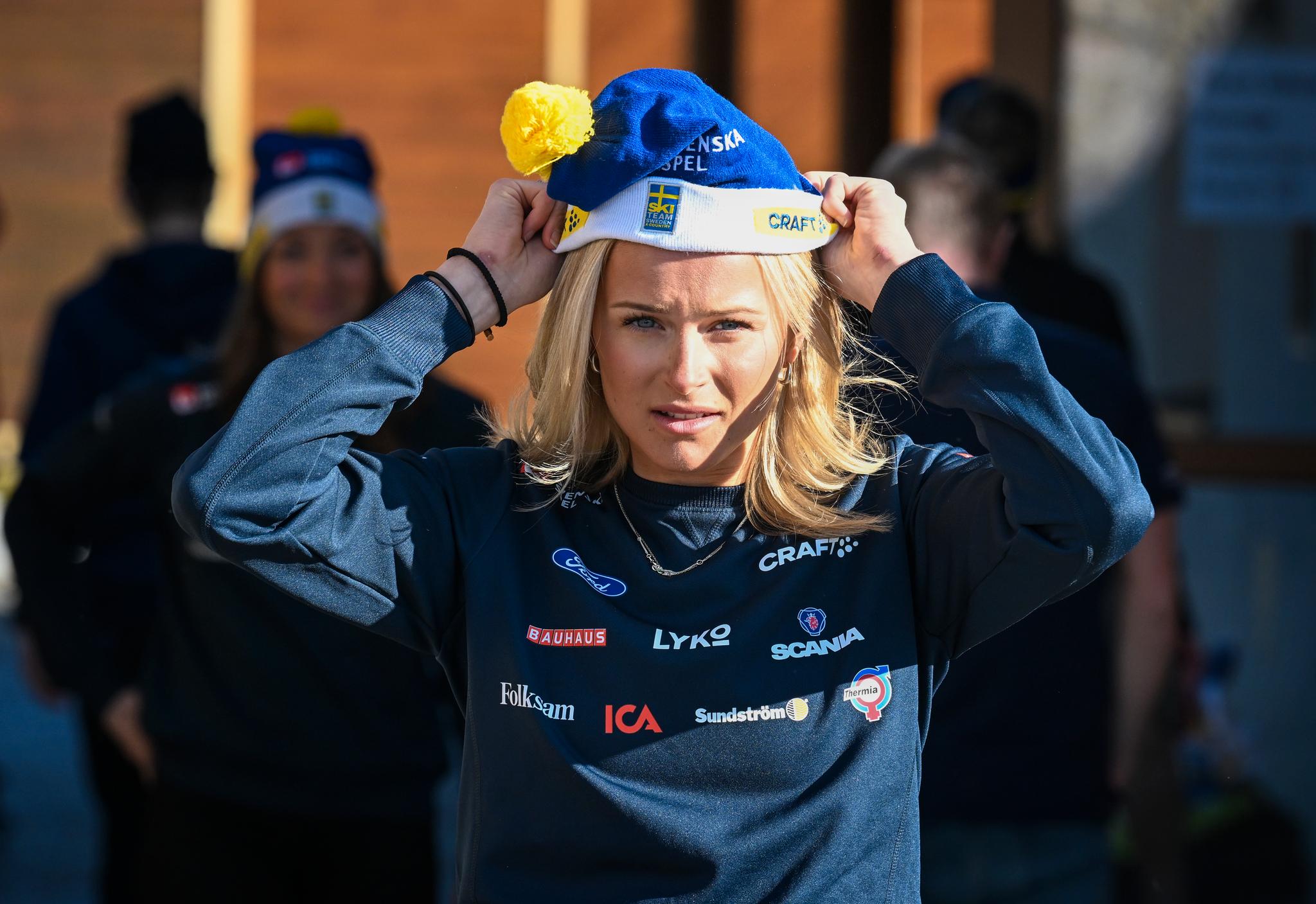SÅ HATTEN PASSER: Frida Karlsson tok luen av og på mens hun gikk fra intervju til intervju med norske og svenske medier. 