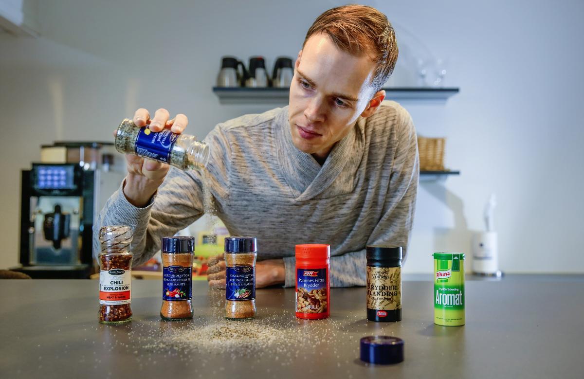 Ernæringsfysiolog Erik Arnesen, helsefaglig leder i Landsforeningen for hjerte- og lunesyke, har funnet overraskende store mengder salt i krydder man ikke skulle tro det var salt i. 