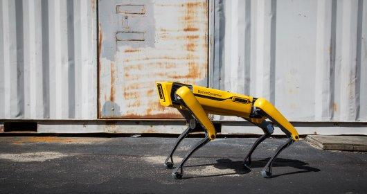 Bildet er en skjermdump fra lanseringen av robothunden Spot i høst. Roboten leveres av selskapet Boston Dynamics.