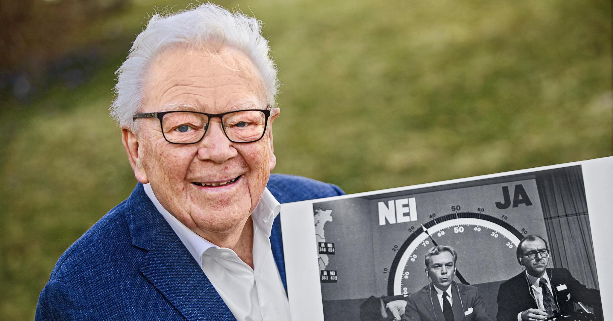 NRK-veteranen Geir Helljesen trives som pensjonist hjemme på Skøyenåsen i Oslo. Han viser med glede frem det historiske bildet av kollega Lars-Jacob Krogh og seg selv valgnatten i 1972. Et av de klareste minnene i Helljesens profesjonelle liv.