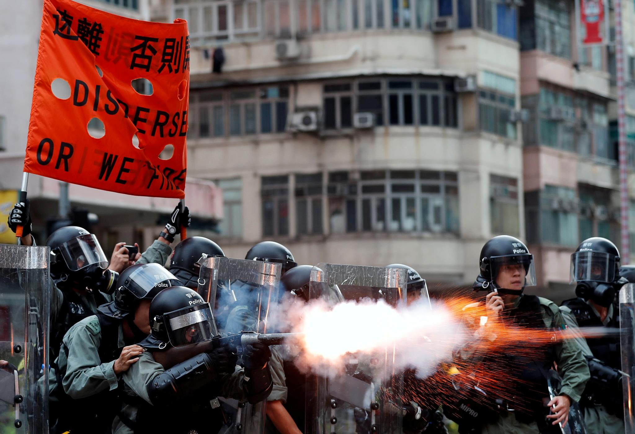 Politiet avfyrer tåregass mot demonstranter i Sham Shui Po-området i Hongkong 11. august. 