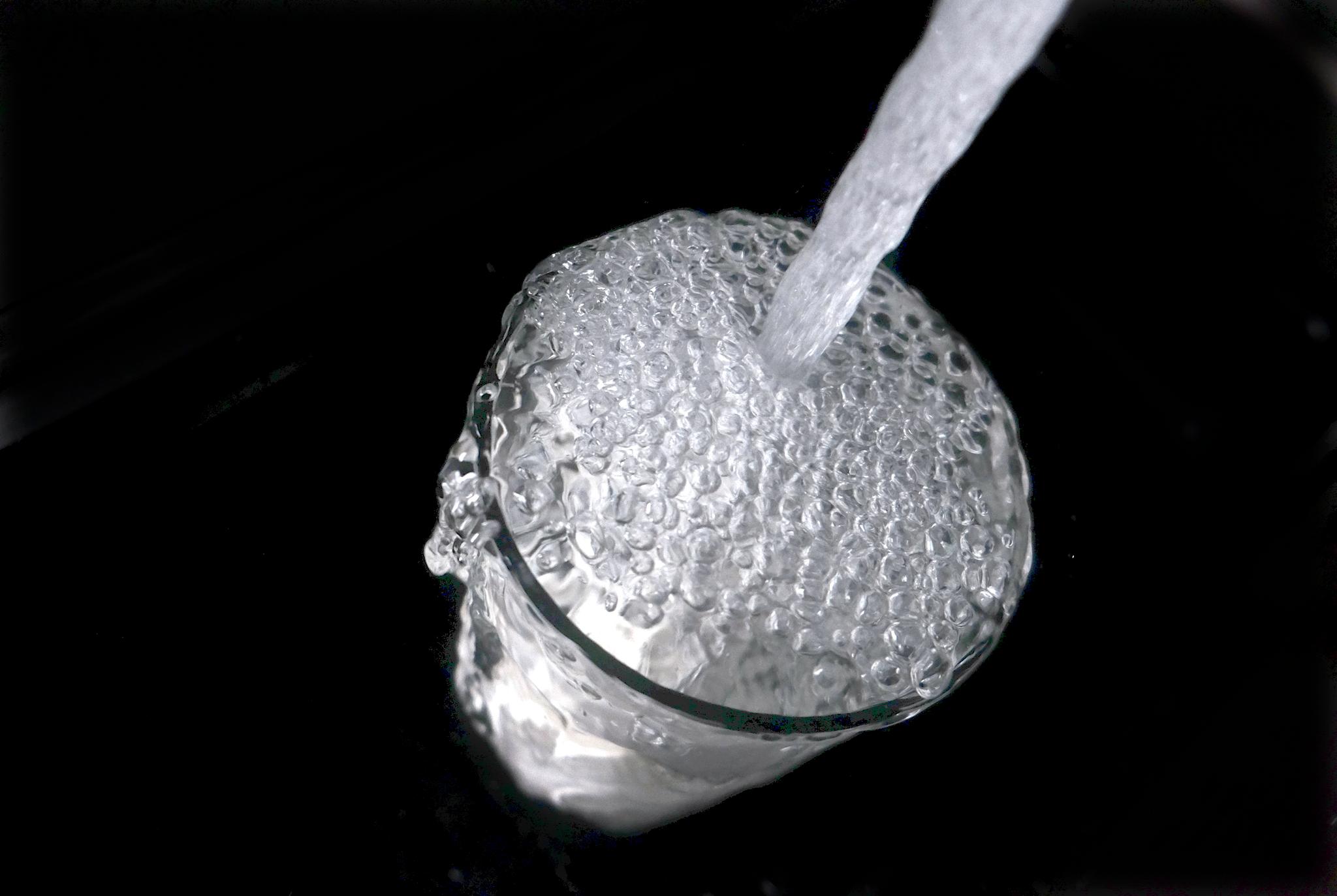 WHO sier det er lav helserisiko å drikke vann som inneholder mikroplast. Foto: Vidar Ruud / NTB scanpix