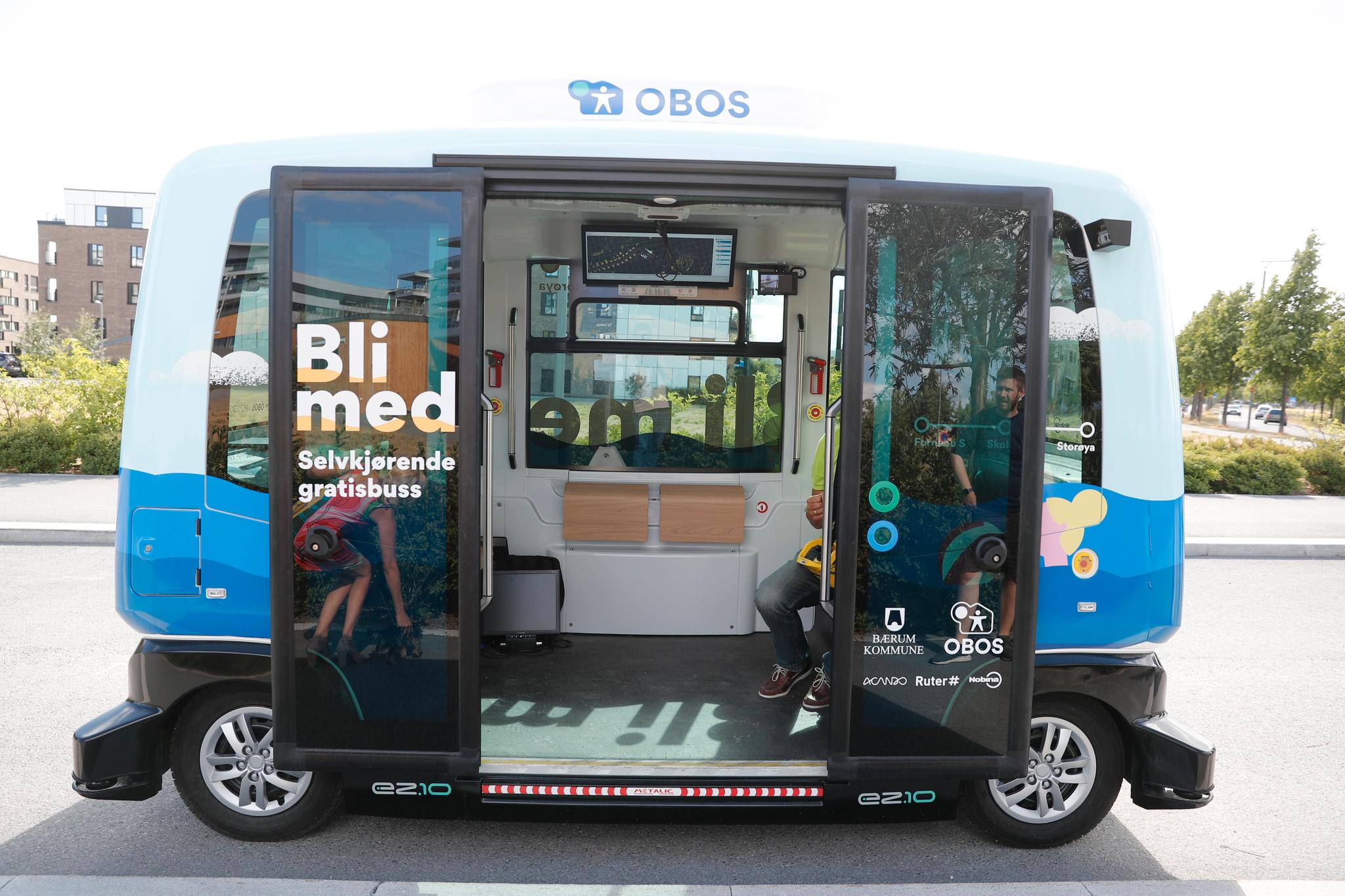 Den første ordinære turen med en selvkjørende buss i osloregionen ble kjørt på Fornebu i midten av juni. Det var OBOS som tok initiativet til dette. De to bussene fraktet 10.000 passasjerer til og fra Storøyodden badeplass. 