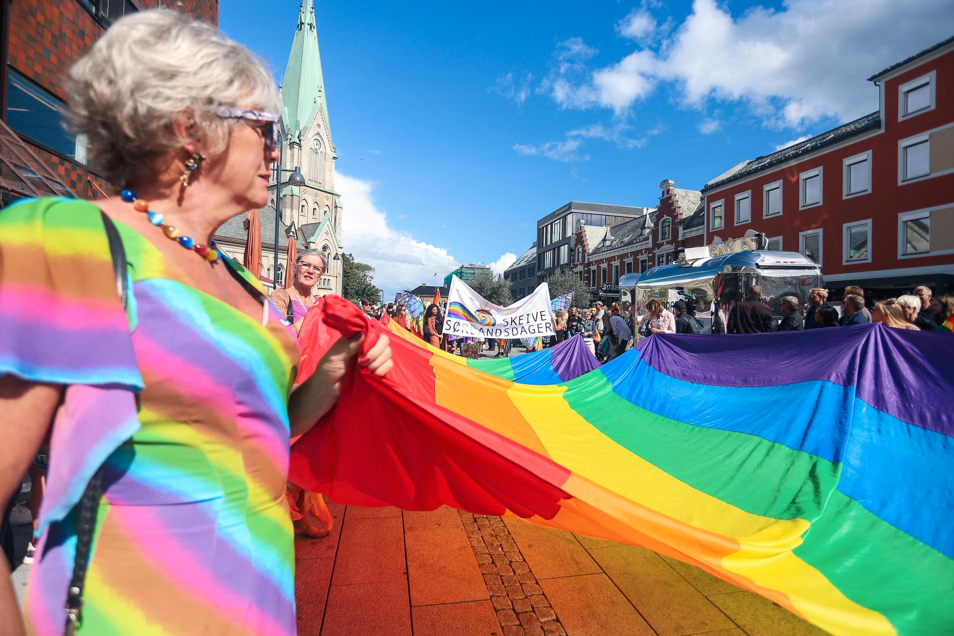 Flere tusen feiret kjærlighet og mangfold med glitter, glede og veivende regnbueflagg i Kristiansand sentrum.