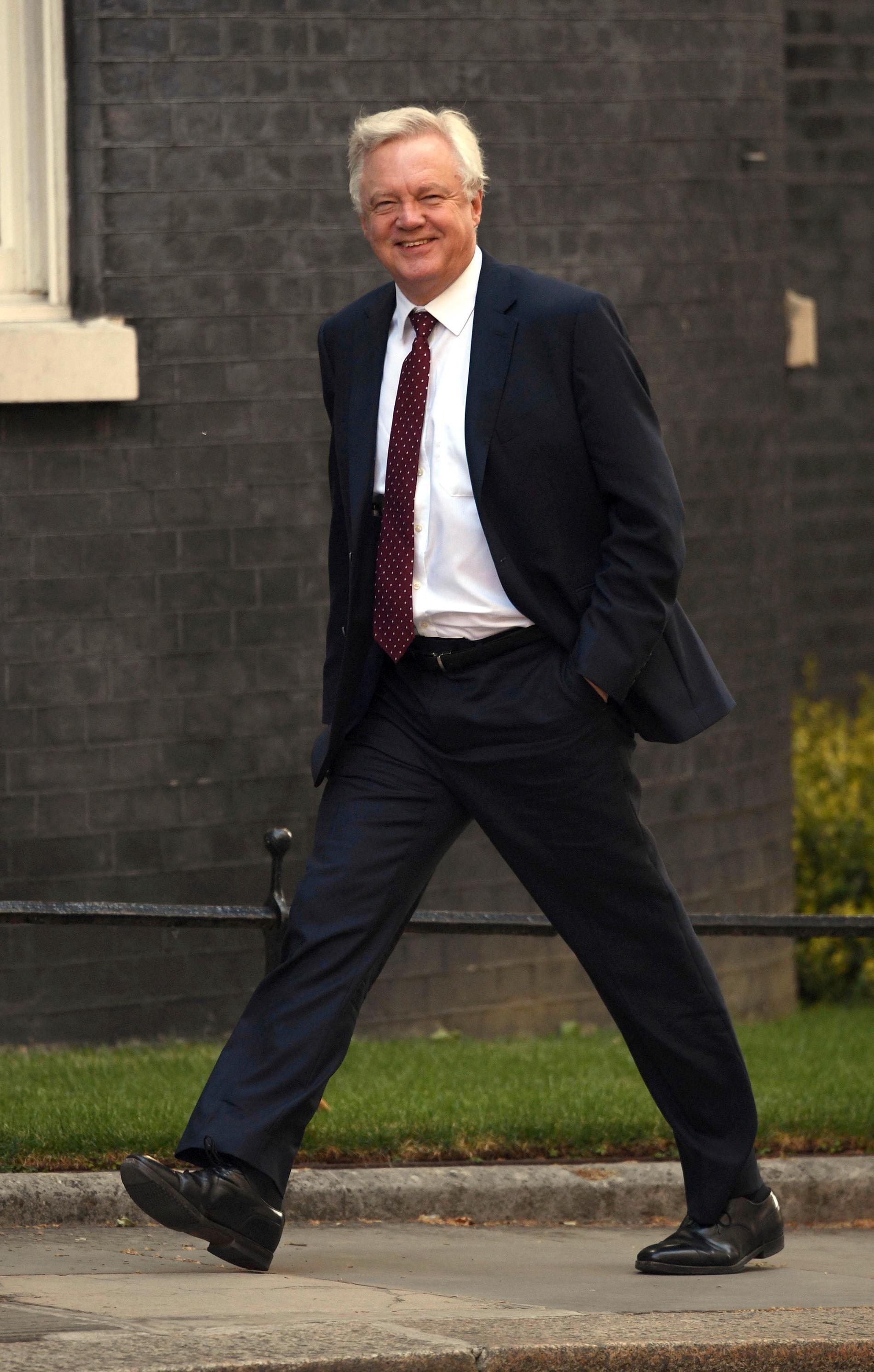 AVTRER: -Brexit-minister David Davis ankom Downing Street strålende fornøyd 3 juli. En uke seinere trakk han seg fra jobben. 