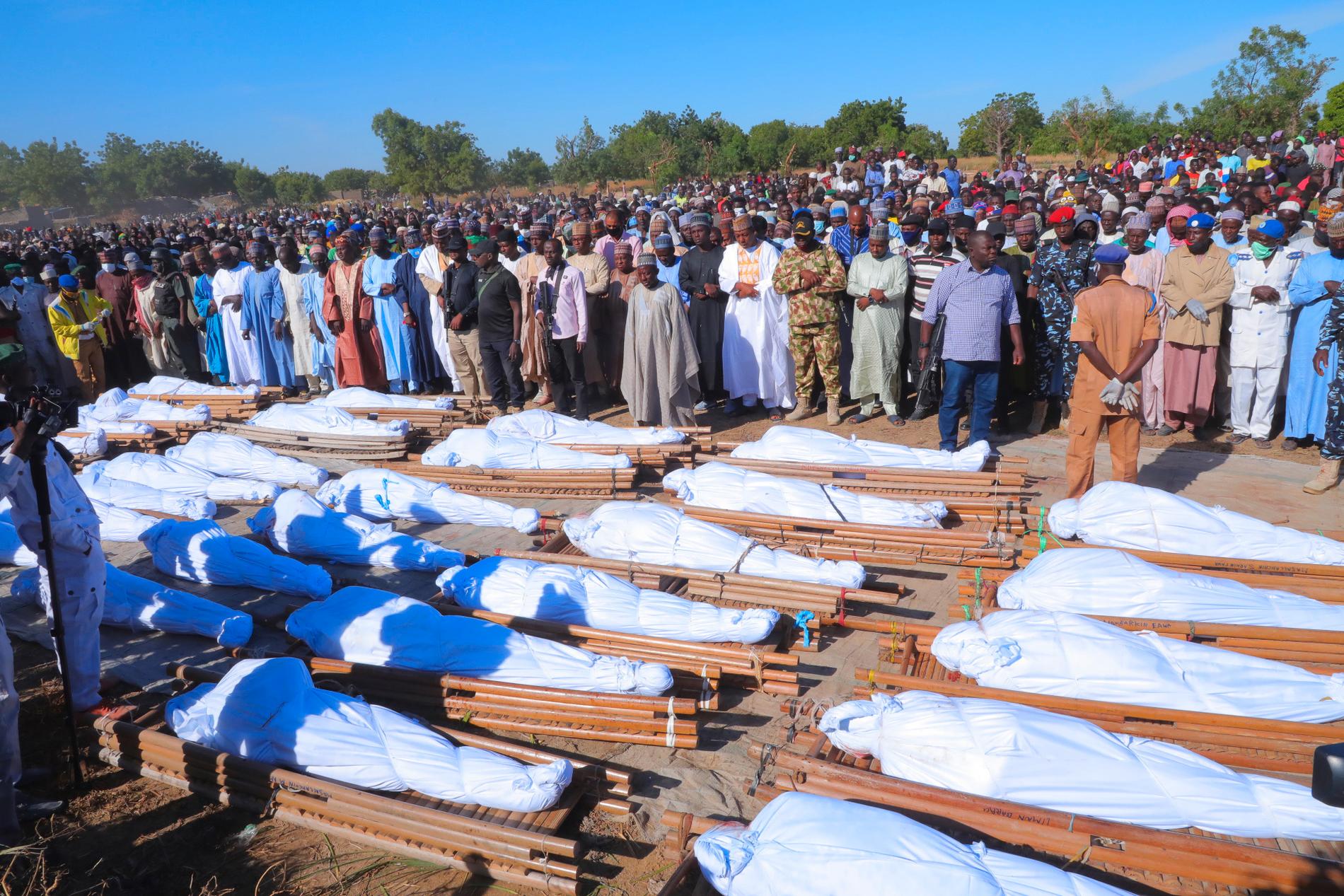 Sørgende samles til begravelse for ofrene i det som antas å være et Boko Haram-angrep mot sivile bønder og fiskere i Zaabarmar i Nigeria søndag. 