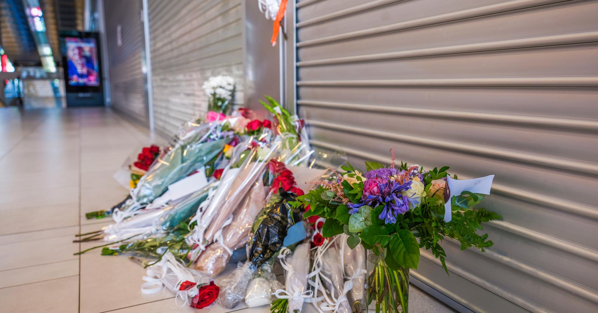 Blomster ble plassert ved Coop Obs på Sørlandssenteret i Kristiansand der 17 år gamle Marie Skuland døde av skadene etter knivstikking i juli i fjor.
